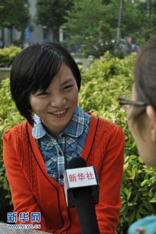 这是福建师范大学学生许倩倩在接受新华社记者采访(11月6日摄).