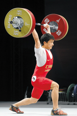 当日,在法国巴黎举行的2011年举重世锦赛男子56公斤级决赛中,中国选手